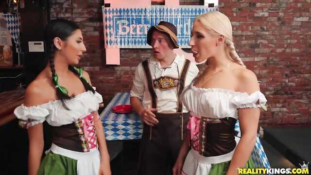 Figlarne Niemki rozkładają nogi dla wspaniałego faceta