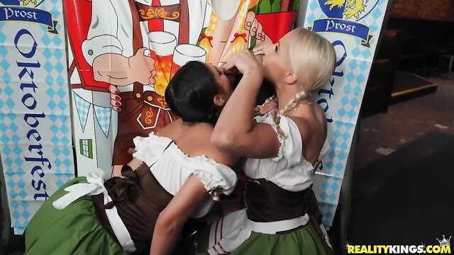 Figlarne Niemki rozkładają nogi dla wspaniałego faceta