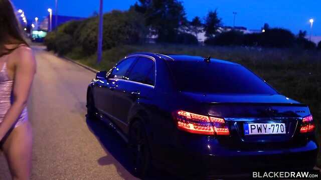 Блондинка против чёрного хуя: дело в большой шляпе!