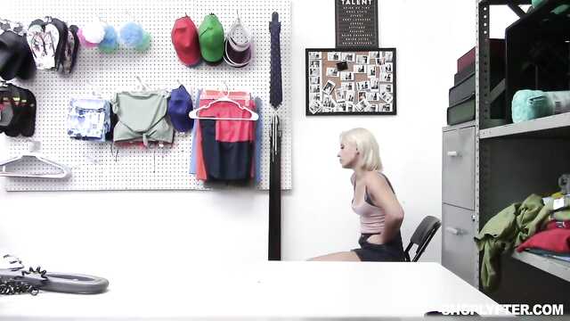 Ich habe Schmuck im Laden gestohlen und wurde von einem Wachmann bestraft