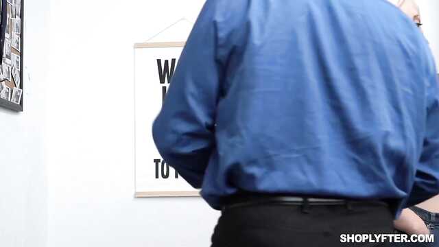 Ich habe Schmuck im Laden gestohlen und wurde von einem Wachmann bestraft