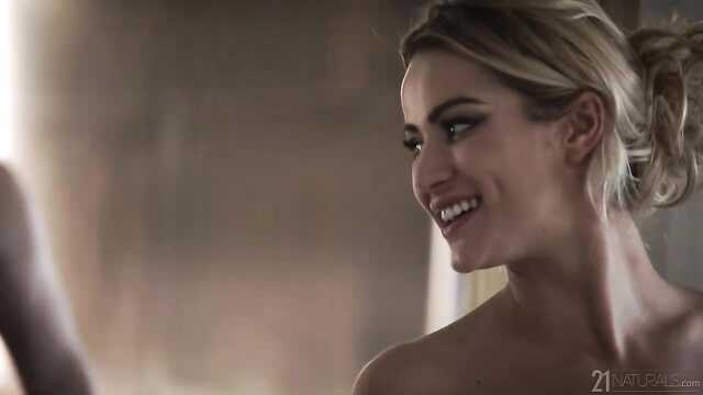 Delikatny język faceta oddaje nienasycony małżonek