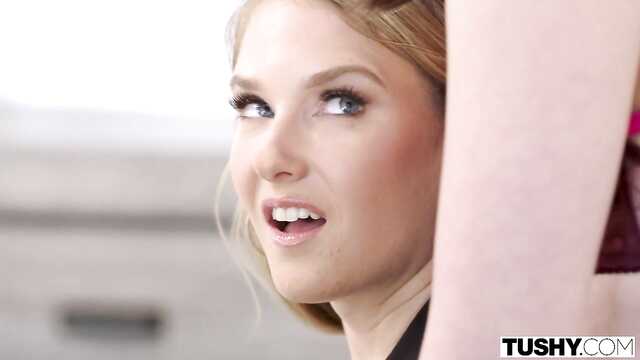 Napalona żona uwiodła sekretarkę do seksu w trójkącie z mężem