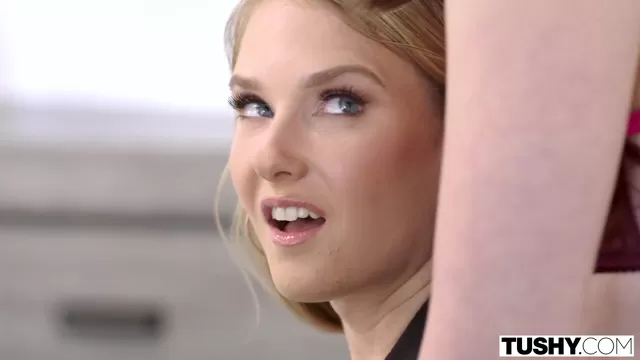 Бір қыз кезекпен кискаға сиынып, сол жерде камминг жасайды