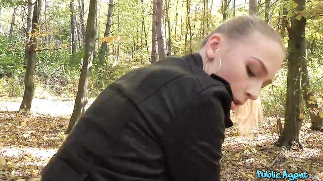Девушка за 200 евро отсосала пикаперу в лесу