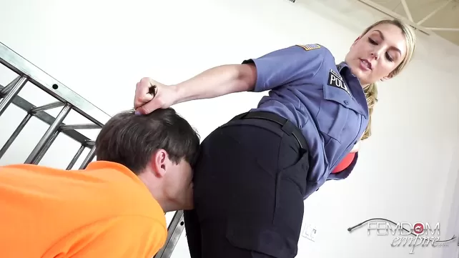 Офицер Джейн: Смелость мучить мужчин садясь им на лицо.