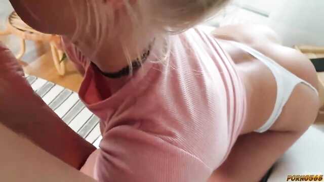 Le gars a baisé la petite amie dans le cul et a amené la chienne à gicler