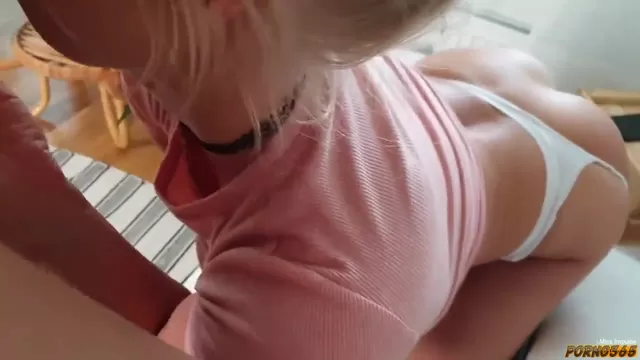 Наташа апайдың көйлегінің жақыннан түсірілген суреті Тартылған ретро гей порно