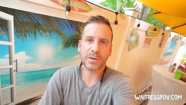 Chłopak rozłożył ładną kelnerkę na namiętny seks