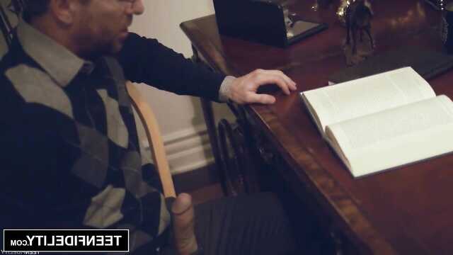 Młoda Szmara uwiodła dojrzałego mężczyznę w bibliotece