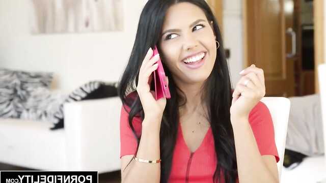 Homme sévèrement puni femme pour la tricherie téléphonique