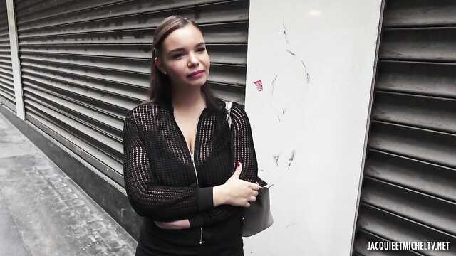 Duże cycki suki zawsze przyciągały uwagę mężczyzn