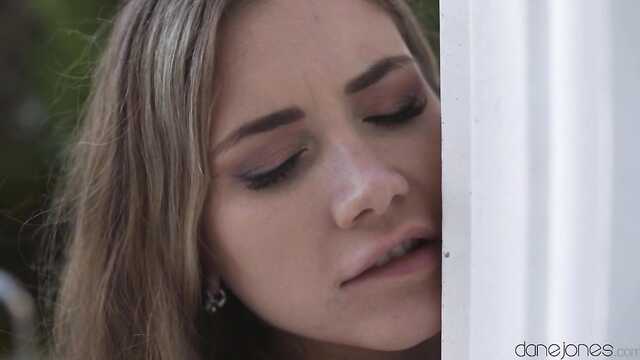 After a romantic walk, the couple already had sex on the doorstep of the house