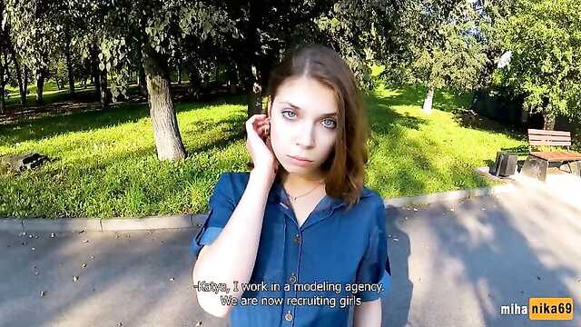 Koleś namówił piękność przejść casting do pracy jako model