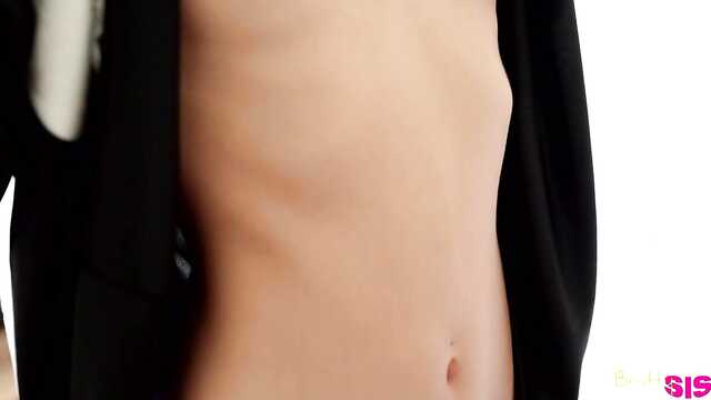 Blondynka z dziewczyną obsługują pieprz młodego sąsiada.