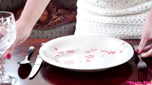 Duas lindas Babes seduziram um cara para o sexo MMM.