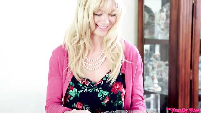 Duas lindas Babes seduziram um cara para o sexo MMM.