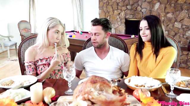 Duas lindas Babes seduziram um cara para o sexo MMM.