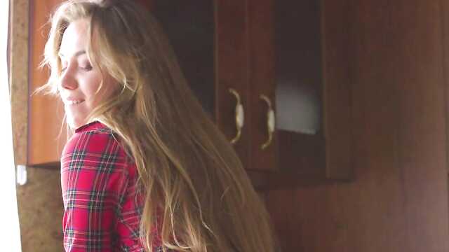 Нежная девушка: мастурбация киски на столе.