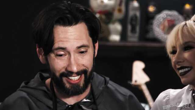 Майланған үгінді ыстық позаларда төсекте сүйіктісімен татуласты.