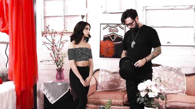 Майланған үгінді ыстық позаларда төсекте сүйіктісімен татуласты.