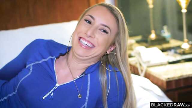 Nienasycona Blondynka zabawia się na kutasie czarnego ogiera.