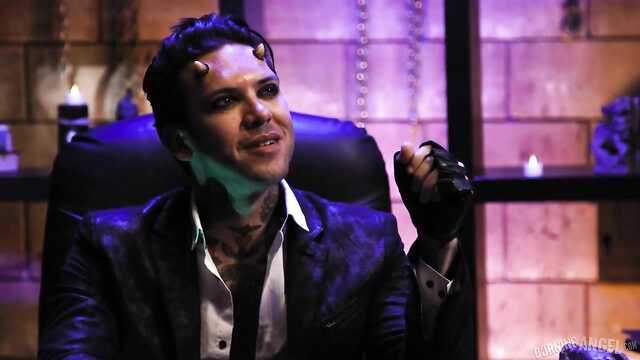 Três gajas contrataram o chefe e ficaram com a pila dele.