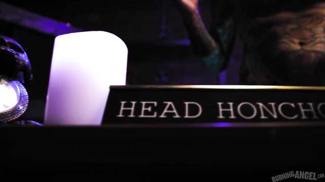 Três gajas contrataram o chefe e ficaram com a pila dele.