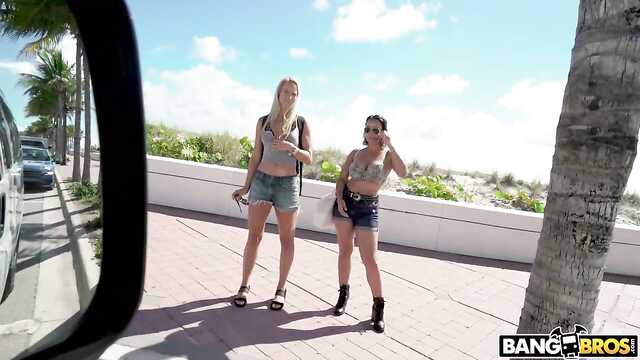 Im Auto servierte ein naives Mädchen den Schlitzen eines alten Kerls.