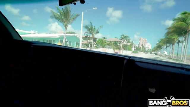 Im Auto servierte ein naives Mädchen den Schlitzen eines alten Kerls.