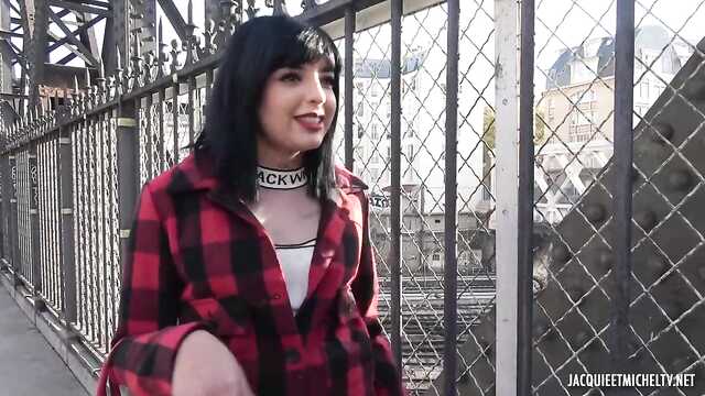 Отдание другу: Соблазнительная брюнетка.