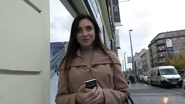 Молодиця віддалася пікаперу за хорошу винагороду.