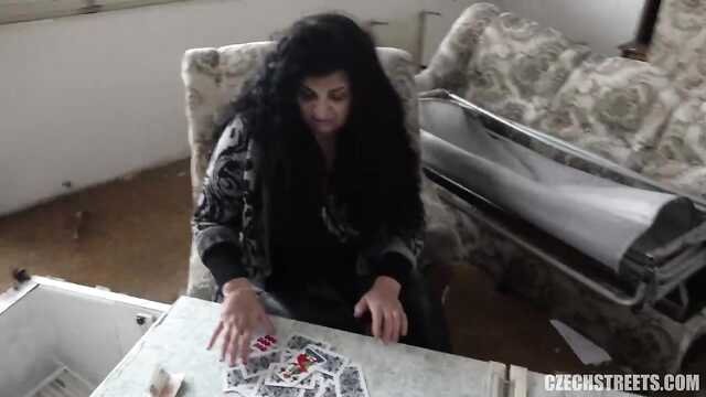 Za duże pieniądze chłopak dostał Seks od dwóch Cyganek.