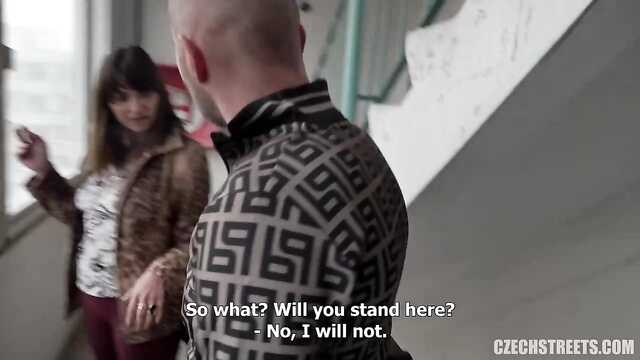 Za duże pieniądze chłopak dostał Seks od dwóch Cyganek.