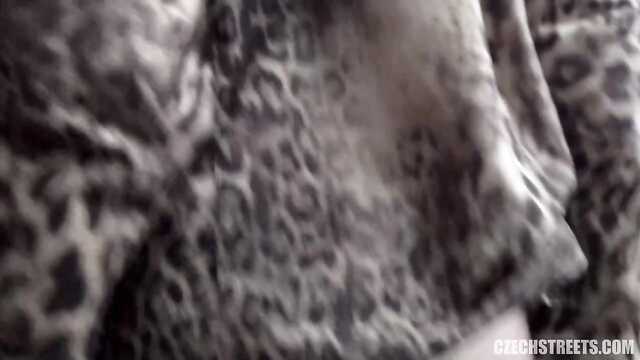 Za duże pieniądze chłopak dostał Seks od dwóch Cyganek.