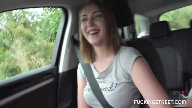 Die Blondine hat nichts gegen Sex in der Natur mit einem Pick-up-Truck.