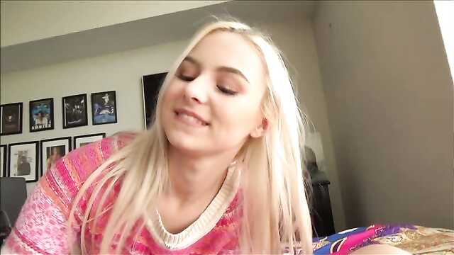 Новогодняя ласка: белокурая крошка приласкала пенис.