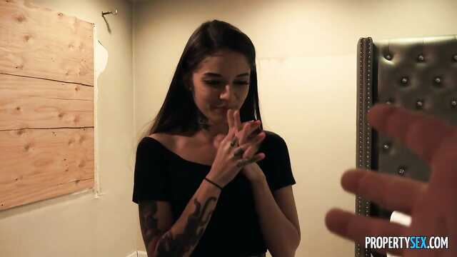 Брюнетка с татуировкой дала радость соседу.