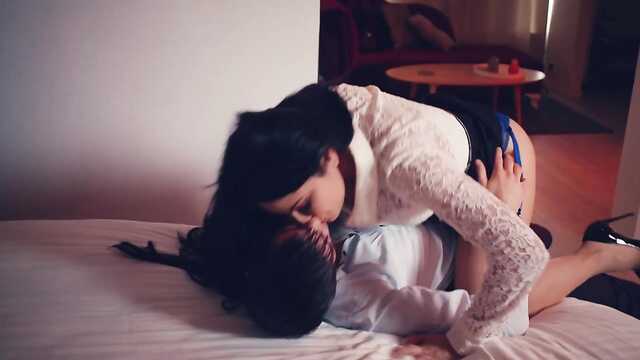 Парень и подруга: тройничок в стриптиз-клубе.