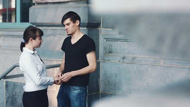 Парень и подруга: тройничок в стриптиз-клубе.