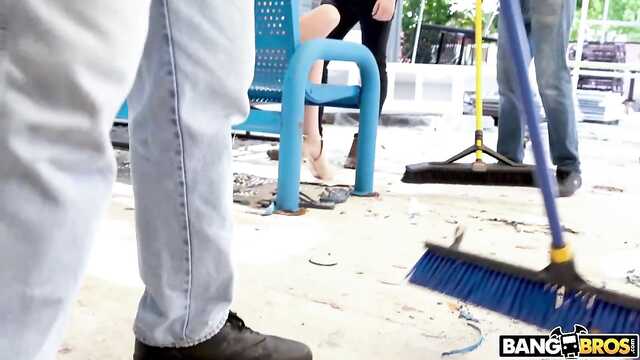 Көптеген жас қыздар жас жігітпен көңіл көтереді.