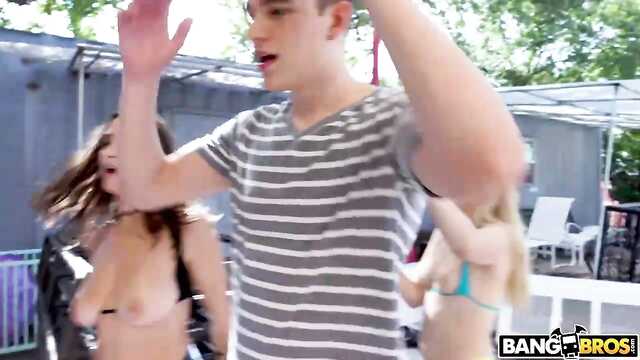 Көптеген жас қыздар жас жігітпен көңіл көтереді.