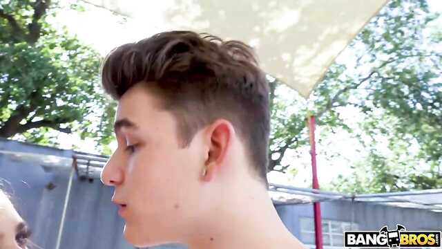 Көптеген жас қыздар жас жігітпен көңіл көтереді.