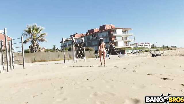 Mamilo Peituda rapidamente encontrou um amante na praia.