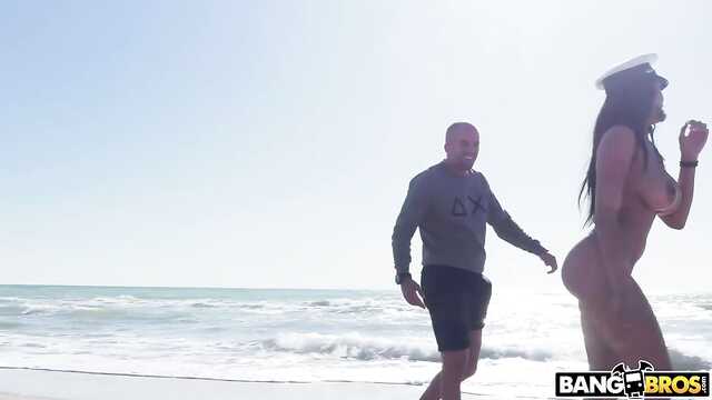 Mamilo Peituda rapidamente encontrou um amante na praia.