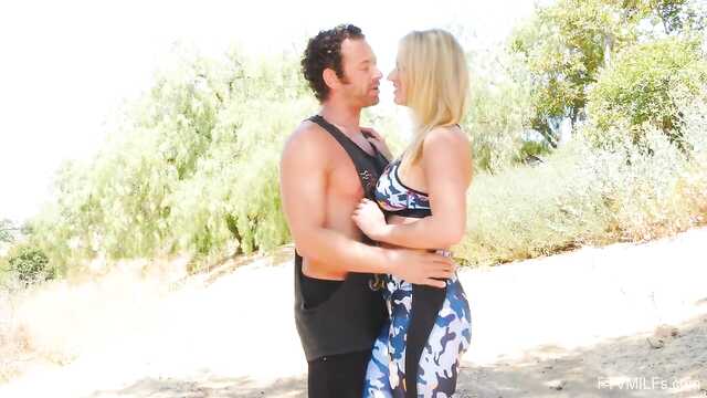 Świetny seks busty blonde przy basenie.