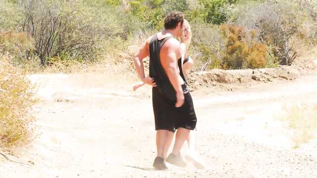 Świetny seks busty blonde przy basenie.