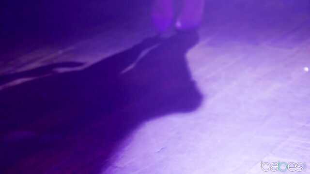 Striptizerka uwiodła dojrzałego faceta na ruchanie.