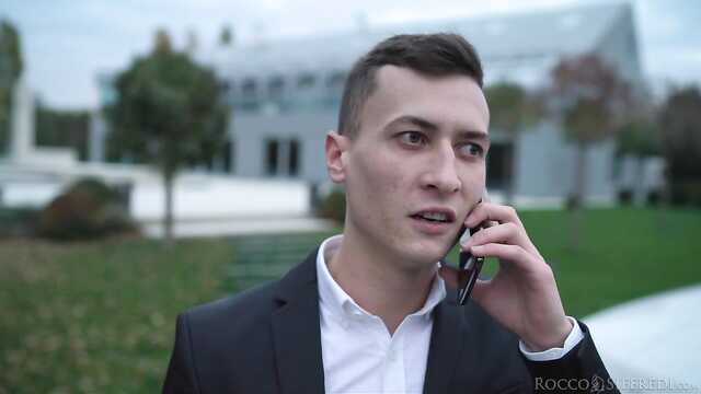 Двое смогли одновременно принять секретаршу в свои жопы.