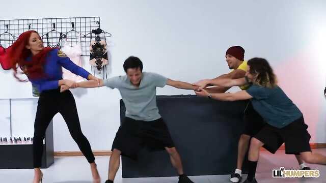 Dojrzała strażniczka złapała w sklepie chłopca i ukarała seksem